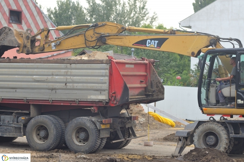 Elkezdődött a beruházás a Szegfű utcán VII - fotó Szarka Lajos