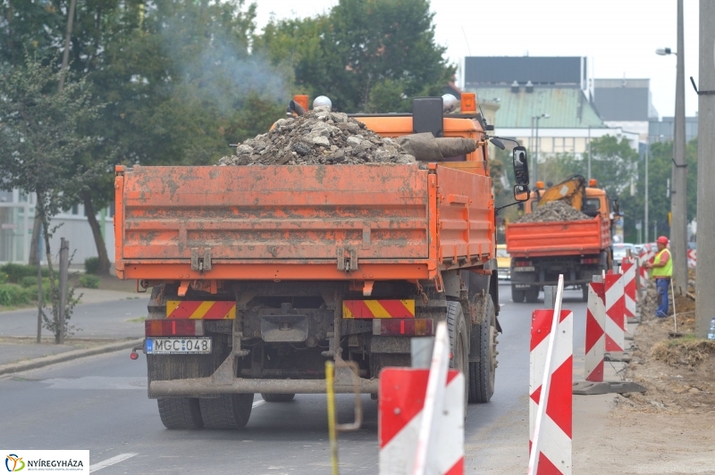 Elkezdődött a beruházás a Szegfű utcán VII - fotó Szarka Lajos