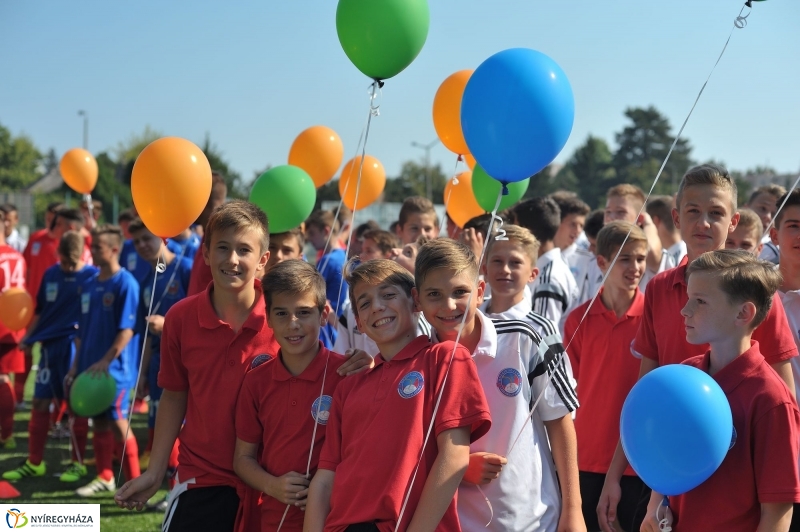 Átadták a műfüves focipályát - fotó Szarka Lajos