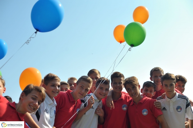 Átadták a műfüves focipályát - fotó Szarka Lajos