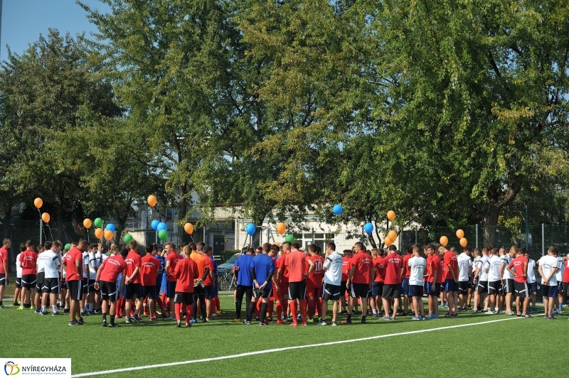 Átadták a műfüves focipályát - fotó Szarka Lajos