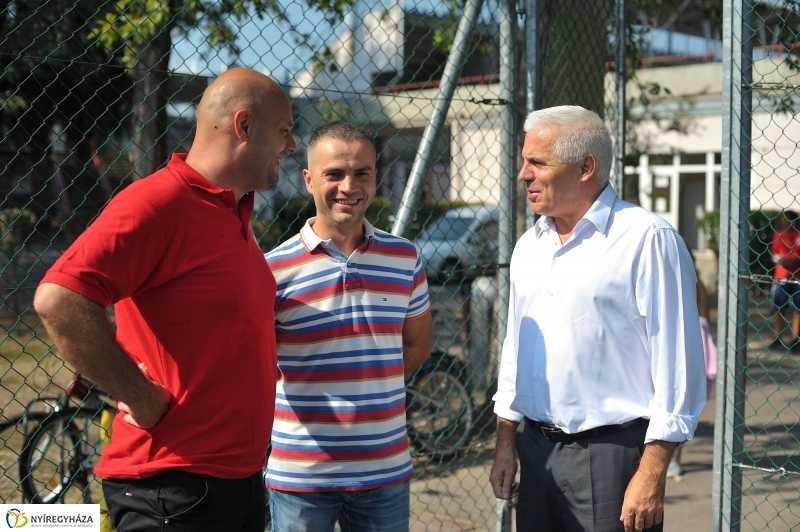 Átadták a műfüves focipályát - fotó Szarka Lajos