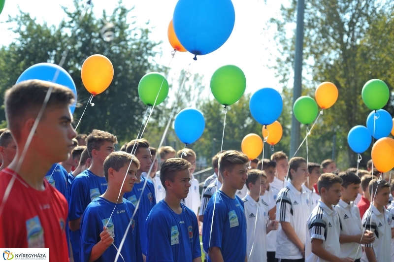 Átadták a műfüves focipályát - fotó Szarka Lajos