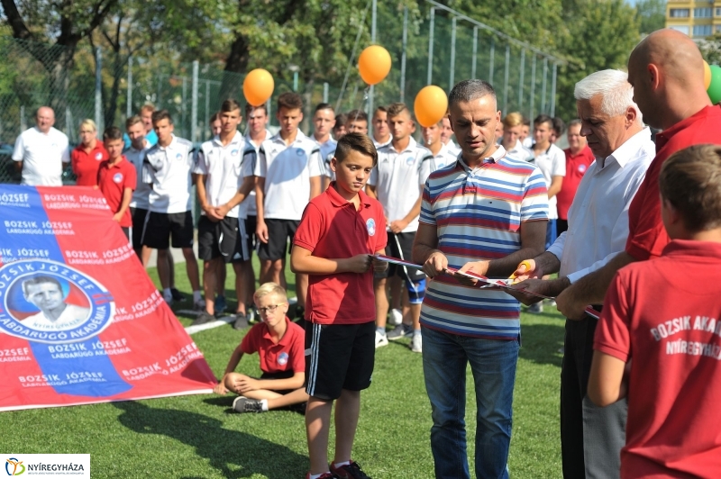 Átadták a műfüves focipályát - fotó Szarka Lajos