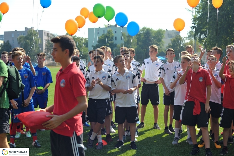 Átadták a műfüves focipályát - fotó Szarka Lajos