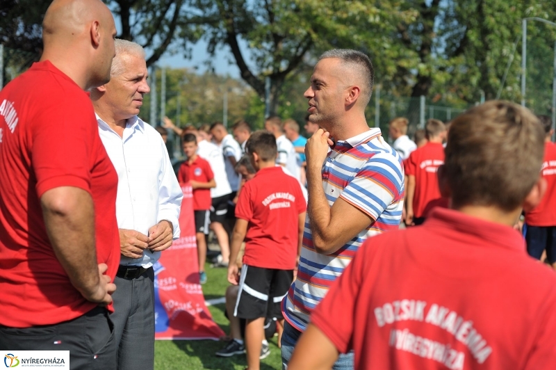 Átadták a műfüves focipályát - fotó Szarka Lajos