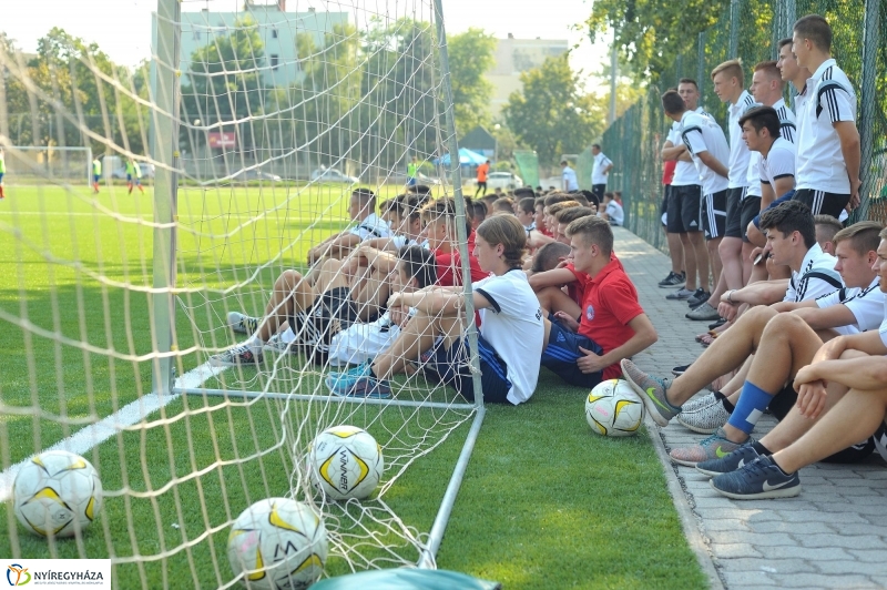 Átadták a műfüves focipályát - fotó Szarka Lajos