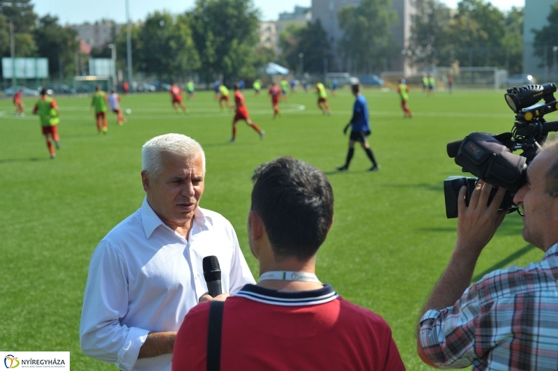 Átadták a műfüves focipályát - fotó Szarka Lajos
