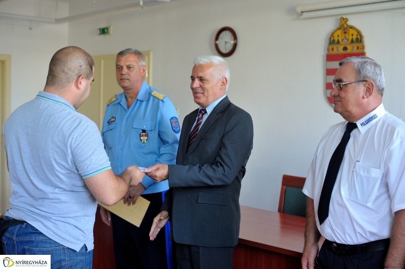 Elismerés a polgárőröknek - fotó Szarka Lajos