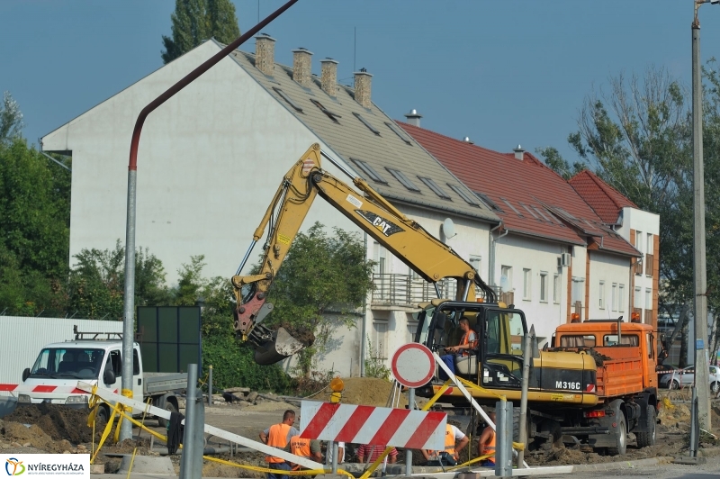 Elkezdődött a beruházás a Szegfű utcán - fotó Szarka Lajos