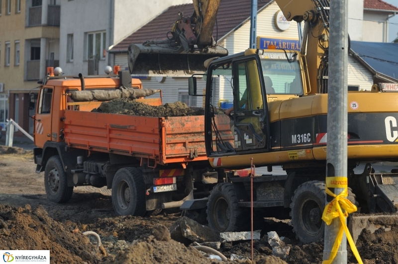 Elkezdődött a beruházás a Szegfű utcán - fotó Szarka Lajos