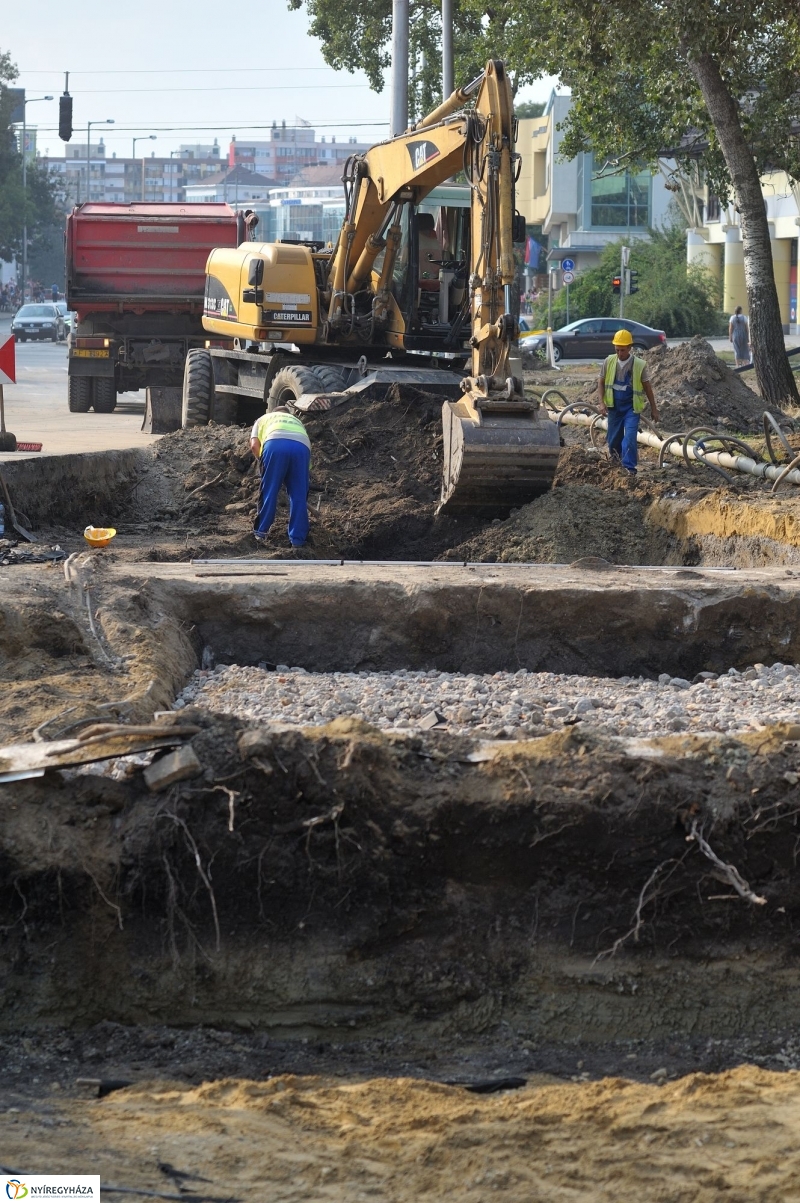 Elkezdődött a beruházás a Szegfű utcán - fotó Szarka Lajos