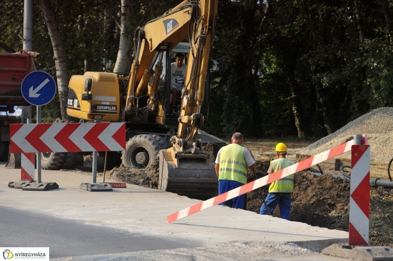 Elkezdődött a beruházás a Szegfű utcán - fotó Szarka Lajos