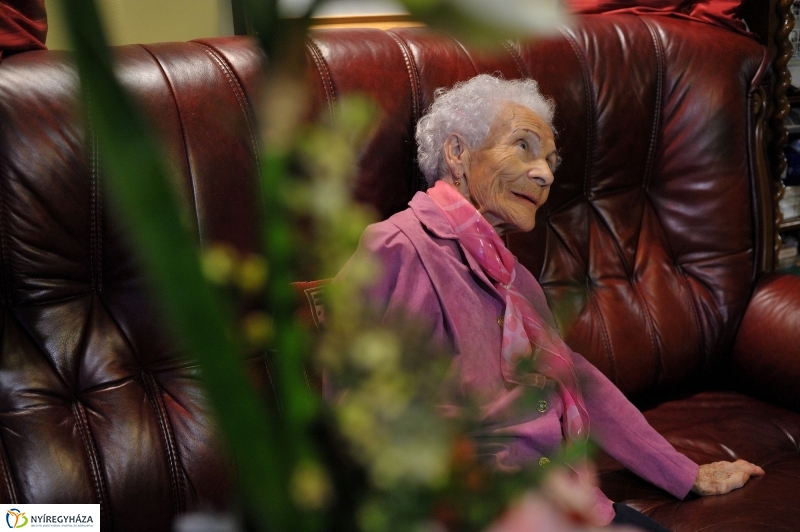 Szépkorú köszöntése Takács Károlyné - fotó Szarka Lajos