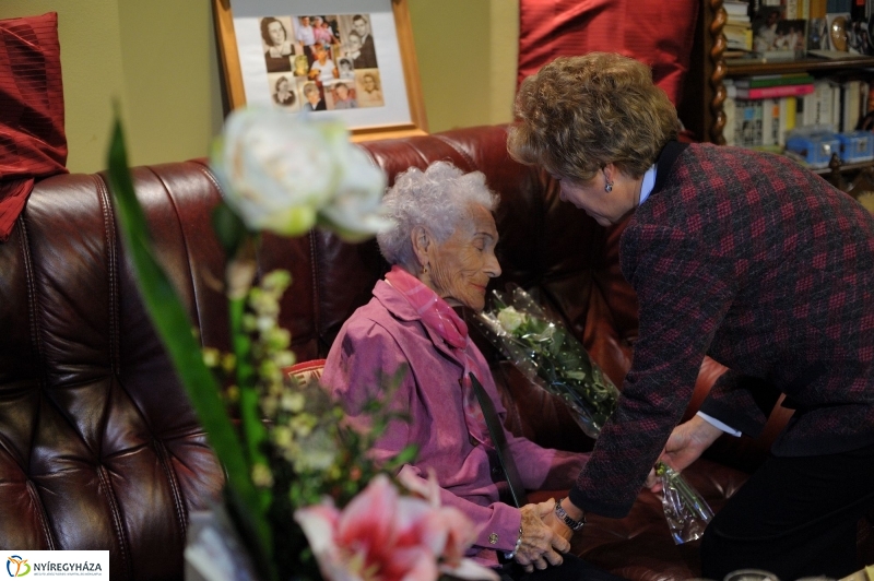 Szépkorú köszöntése Takács Károlyné - fotó Szarka Lajos