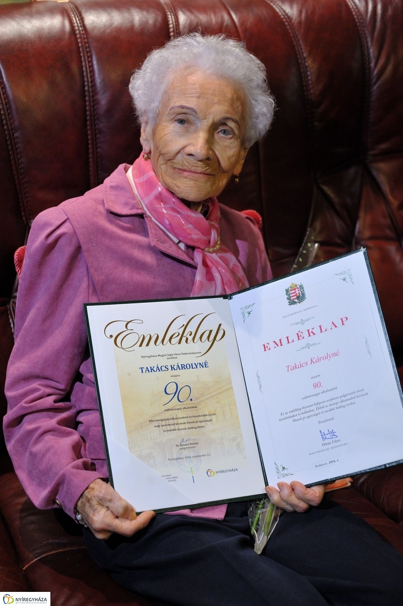 Szépkorú köszöntése Takács Károlyné - fotó Szarka Lajos