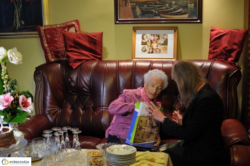 Szépkorú köszöntése Takács Károlyné - fotó Szarka Lajos