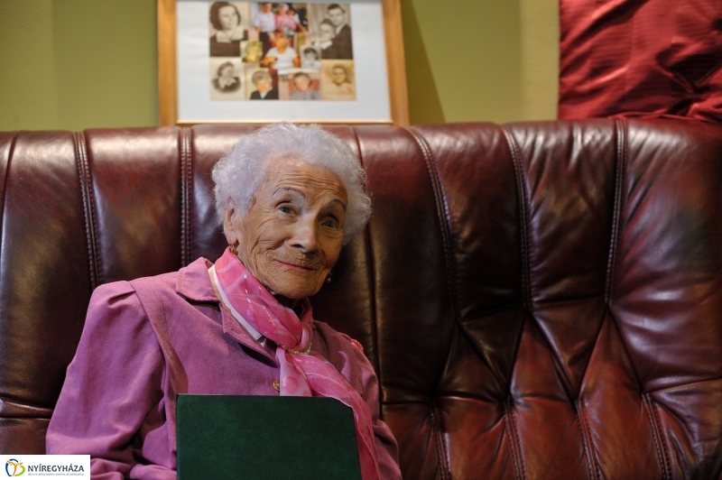 Szépkorú köszöntése Takács Károlyné - fotó Szarka Lajos