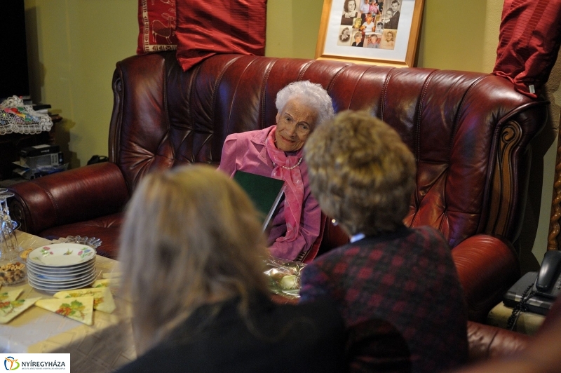 Szépkorú köszöntése Takács Károlyné - fotó Szarka Lajos