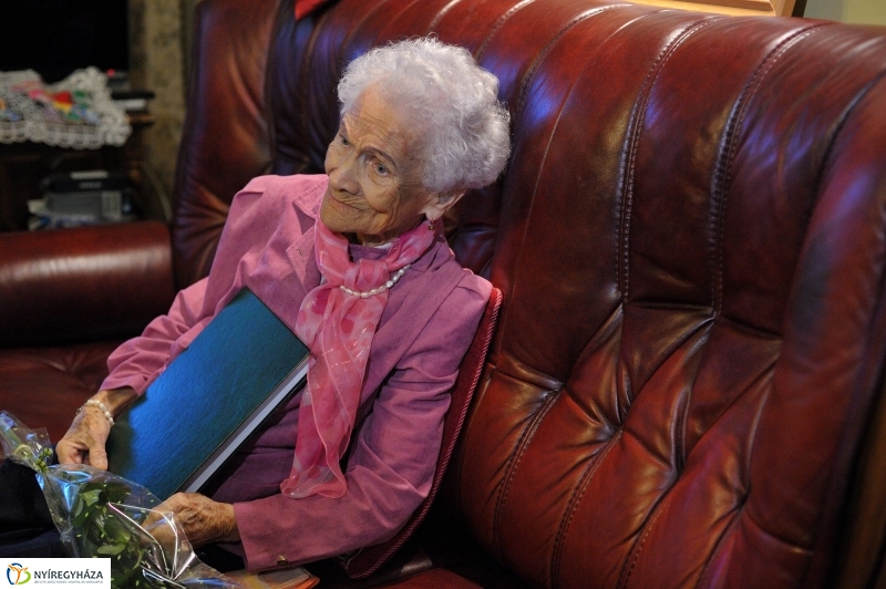 Szépkorú köszöntése Takács Károlyné - fotó Szarka Lajos