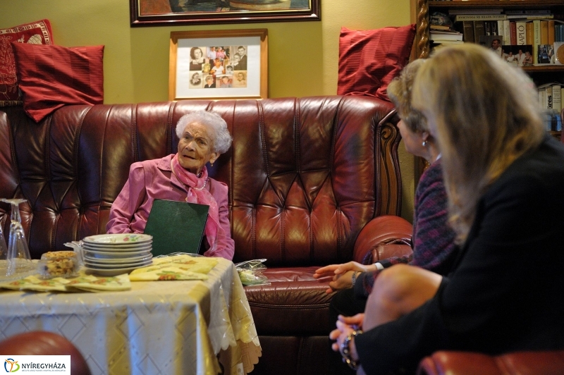 Szépkorú köszöntése Takács Károlyné - fotó Szarka Lajos