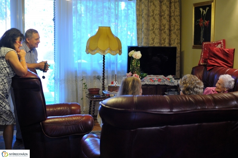 Szépkorú köszöntése Takács Károlyné - fotó Szarka Lajos