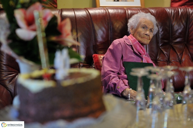 Szépkorú köszöntése Takács Károlyné - fotó Szarka Lajos