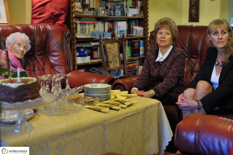 Szépkorú köszöntése Takács Károlyné - fotó Szarka Lajos