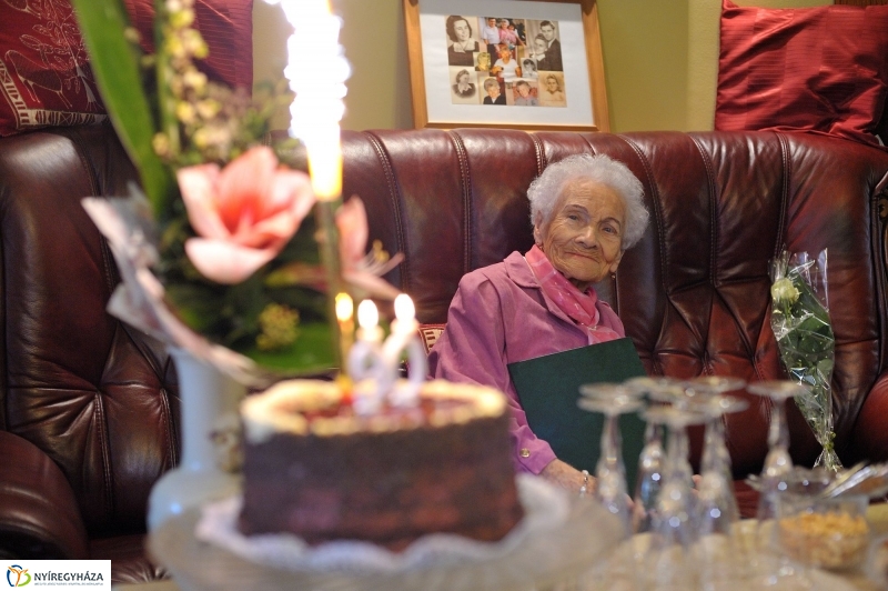 Szépkorú köszöntése Takács Károlyné - fotó Szarka Lajos