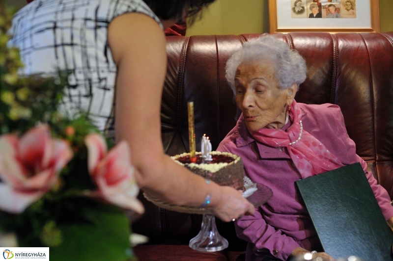 Szépkorú köszöntése Takács Károlyné - fotó Szarka Lajos