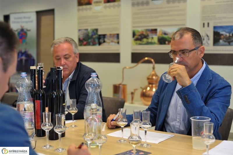 Pálinkaverseny a múzeumfaluban - fotó Szarka Lajos