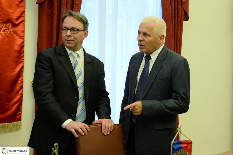 Egyetemi együttműködés aláírása