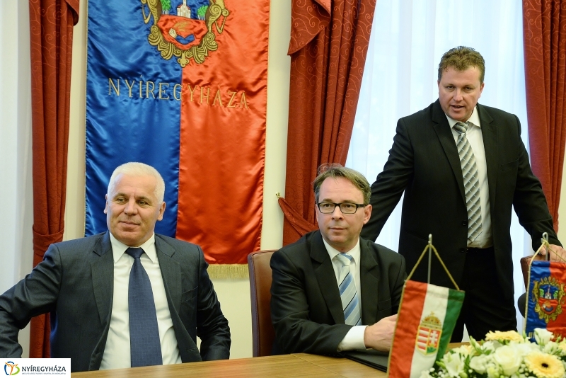 Egyetemi együttműködés aláírása