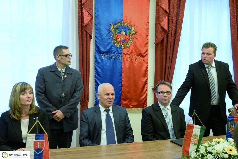 Egyetemi együttműködés aláírása