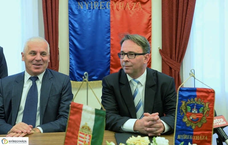 Egyetemi együttműködés aláírása