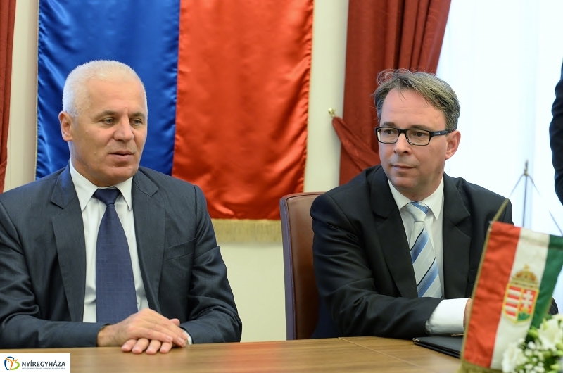 Egyetemi együttműködés aláírása