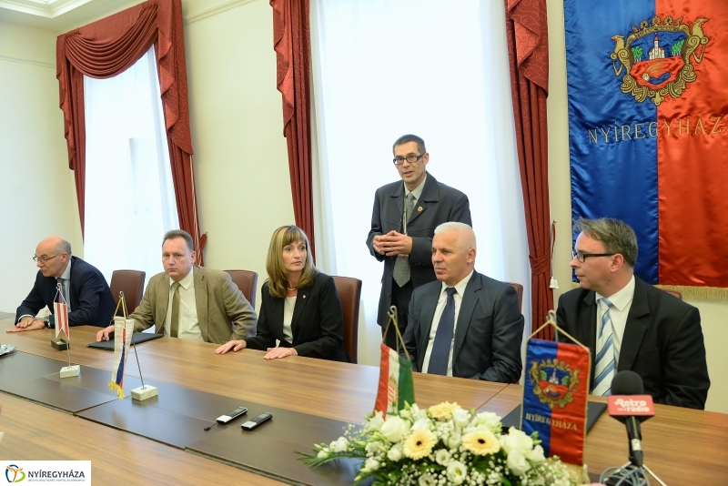 Egyetemi együttműködés aláírása