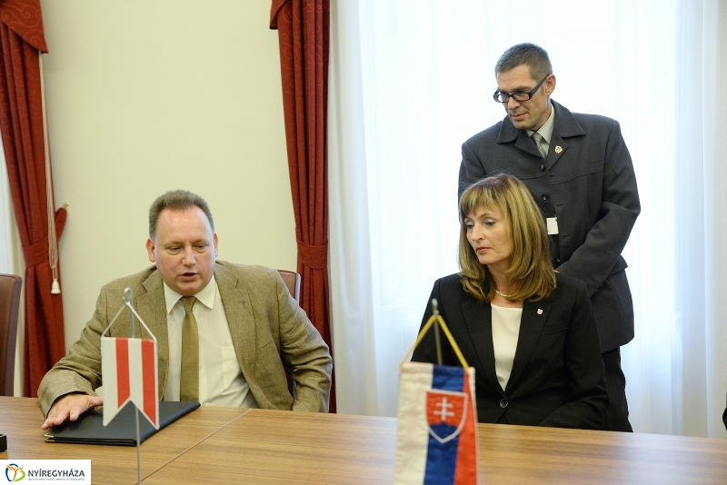 Egyetemi együttműködés aláírása