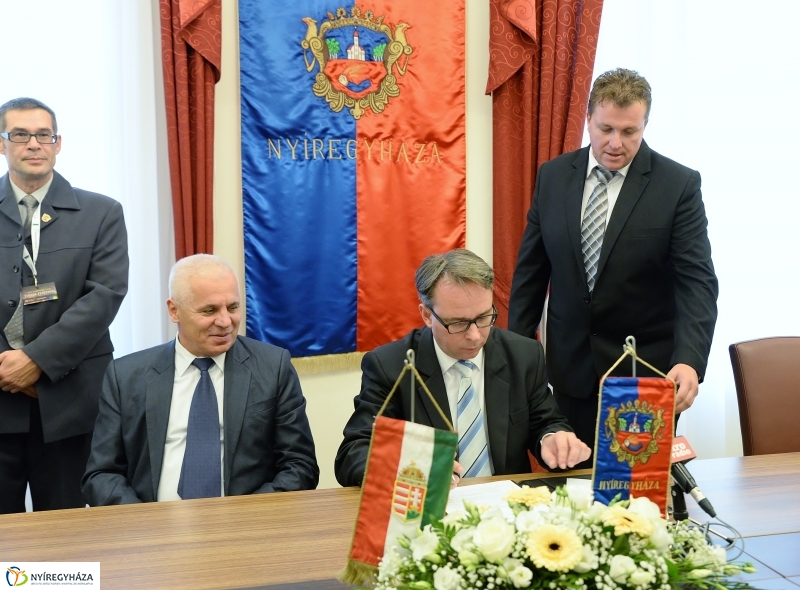 Egyetemi együttműködés aláírása