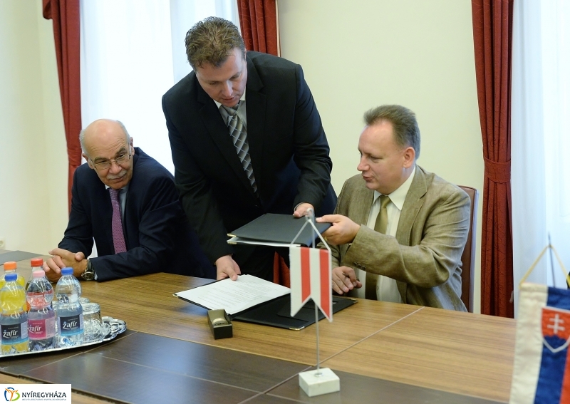 Egyetemi együttműködés aláírása