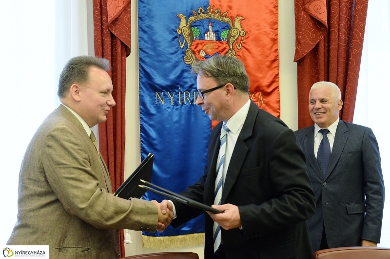 Egyetemi együttműködés aláírása