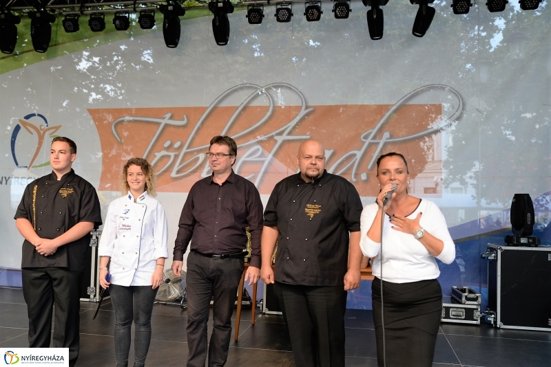 Tortavágás és eredményhirdetés a Tirpák Fesztiválon
