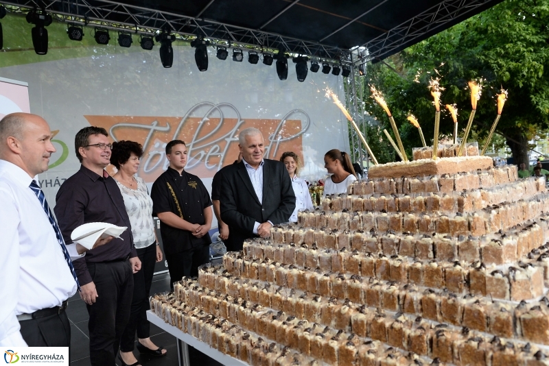 Tortavágás és eredményhirdetés a Tirpák Fesztiválon