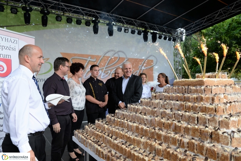 Tortavágás és eredményhirdetés a Tirpák Fesztiválon