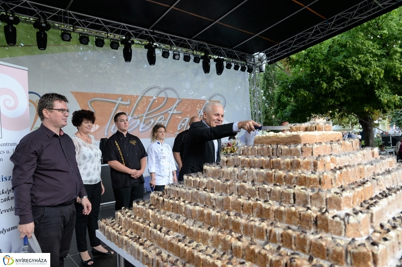 Tortavágás és eredményhirdetés a Tirpák Fesztiválon