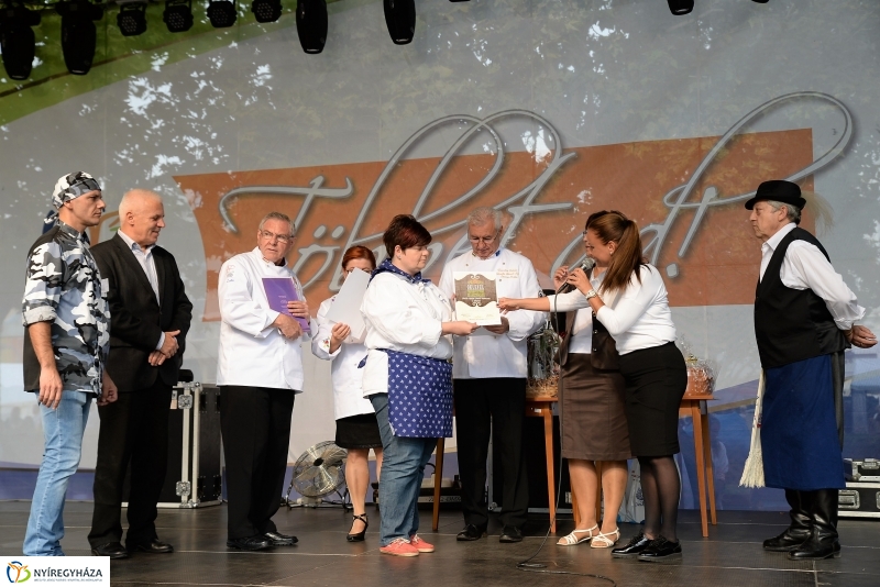 Tortavágás és eredményhirdetés a Tirpák Fesztiválon