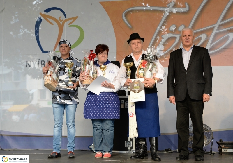 Tortavágás és eredményhirdetés a Tirpák Fesztiválon
