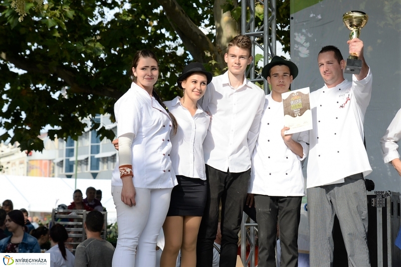 Tortavágás és eredményhirdetés a Tirpák Fesztiválon