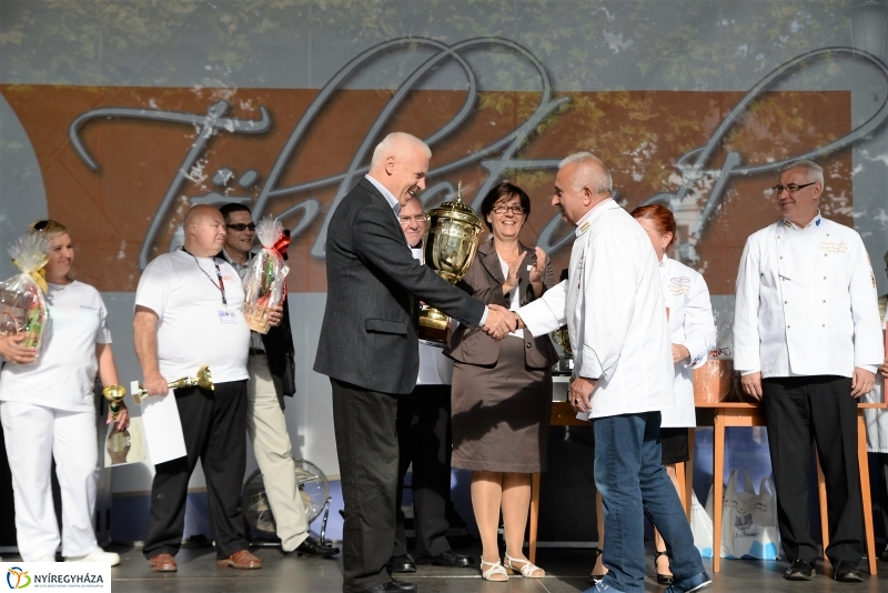 Tortavágás és eredményhirdetés a Tirpák Fesztiválon