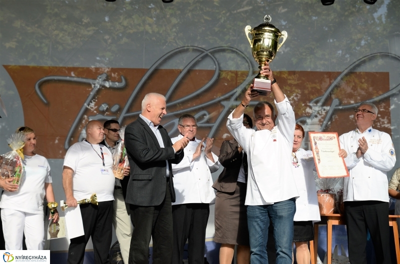 Tortavágás és eredményhirdetés a Tirpák Fesztiválon